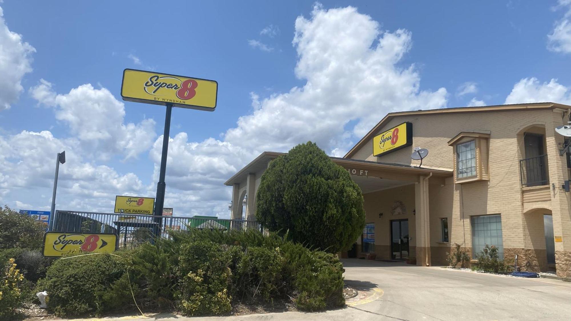 Super 8 By Wyndham Decatur Texas Otel Dış mekan fotoğraf