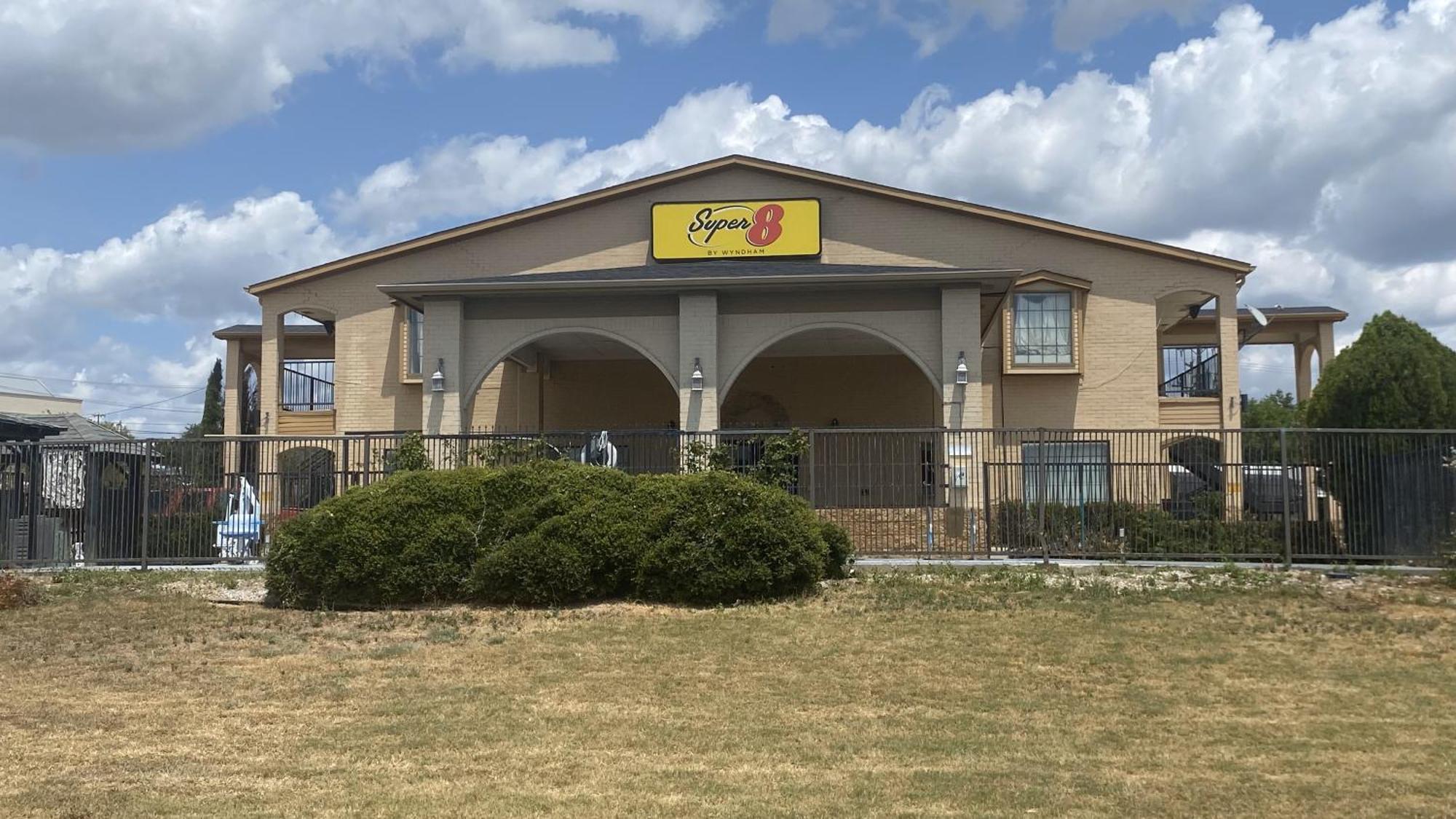 Super 8 By Wyndham Decatur Texas Otel Dış mekan fotoğraf