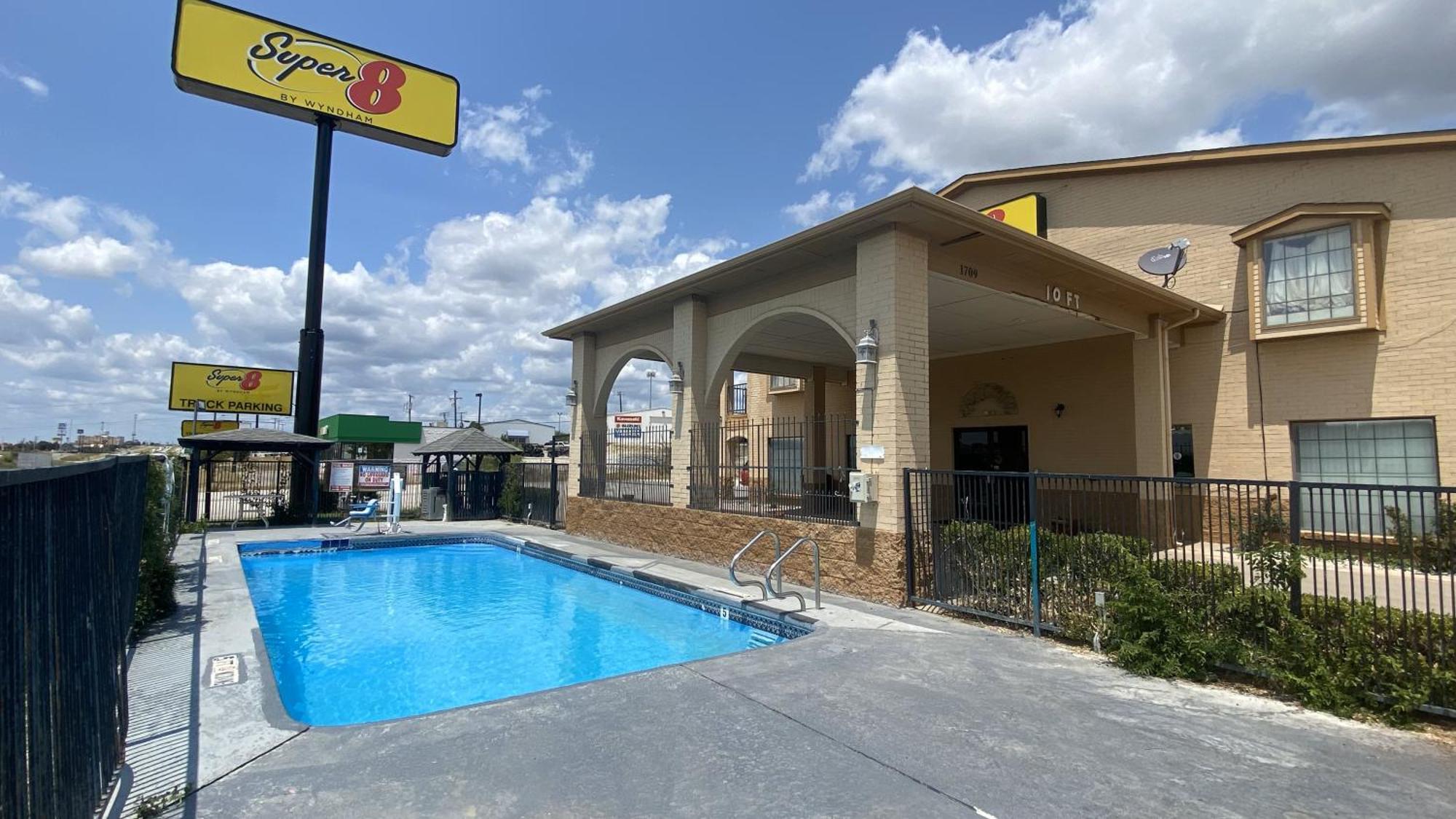 Super 8 By Wyndham Decatur Texas Otel Dış mekan fotoğraf